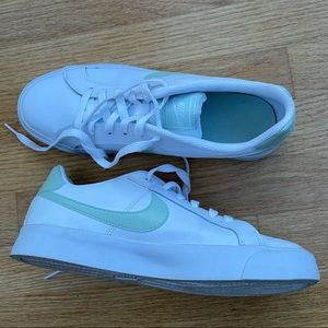 Nike tennis shoes